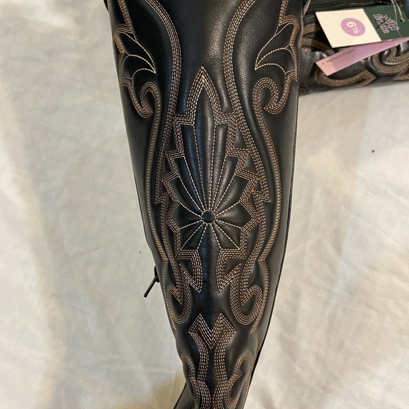 Wild Fable Black and Brown Heeled Boots - Picture 5 of 7